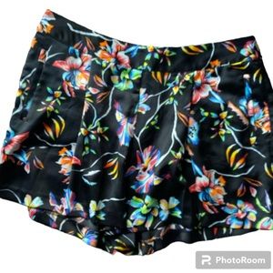 Bar III Shorts, flowy floral fabric, front and back pockets, zipper back. Sz 10